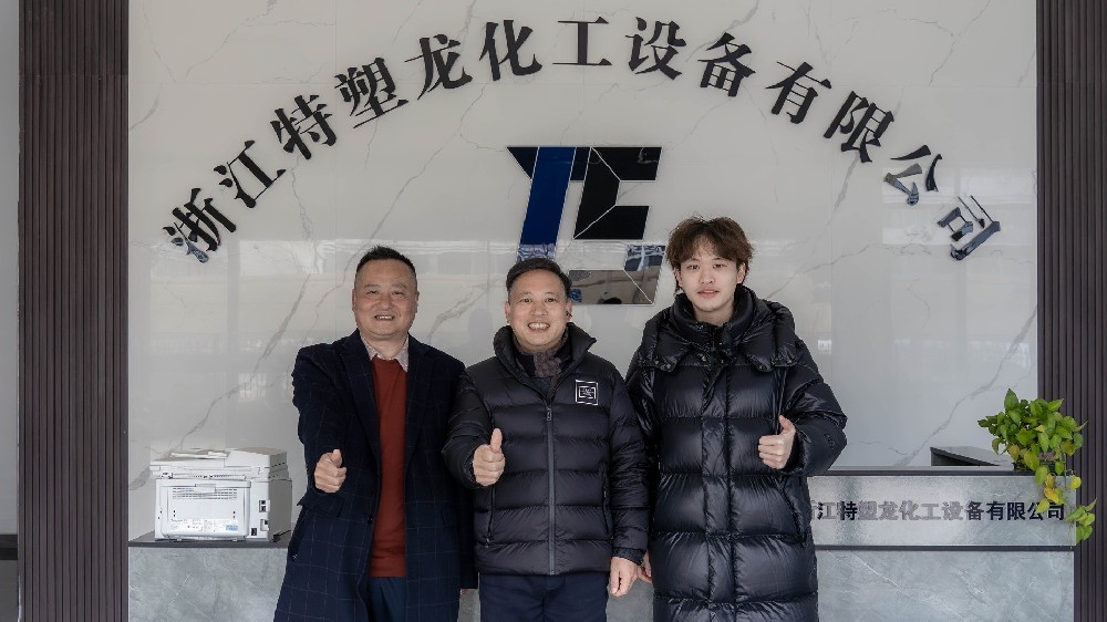 跨越千里，共謀發(fā)展！新疆克拉瑪依客戶(hù)蒞臨特塑龍考察交流